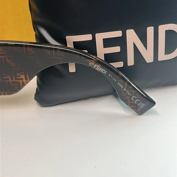 New 💯Authentic FENDI Baguette FE40109I 55E Sunglasses